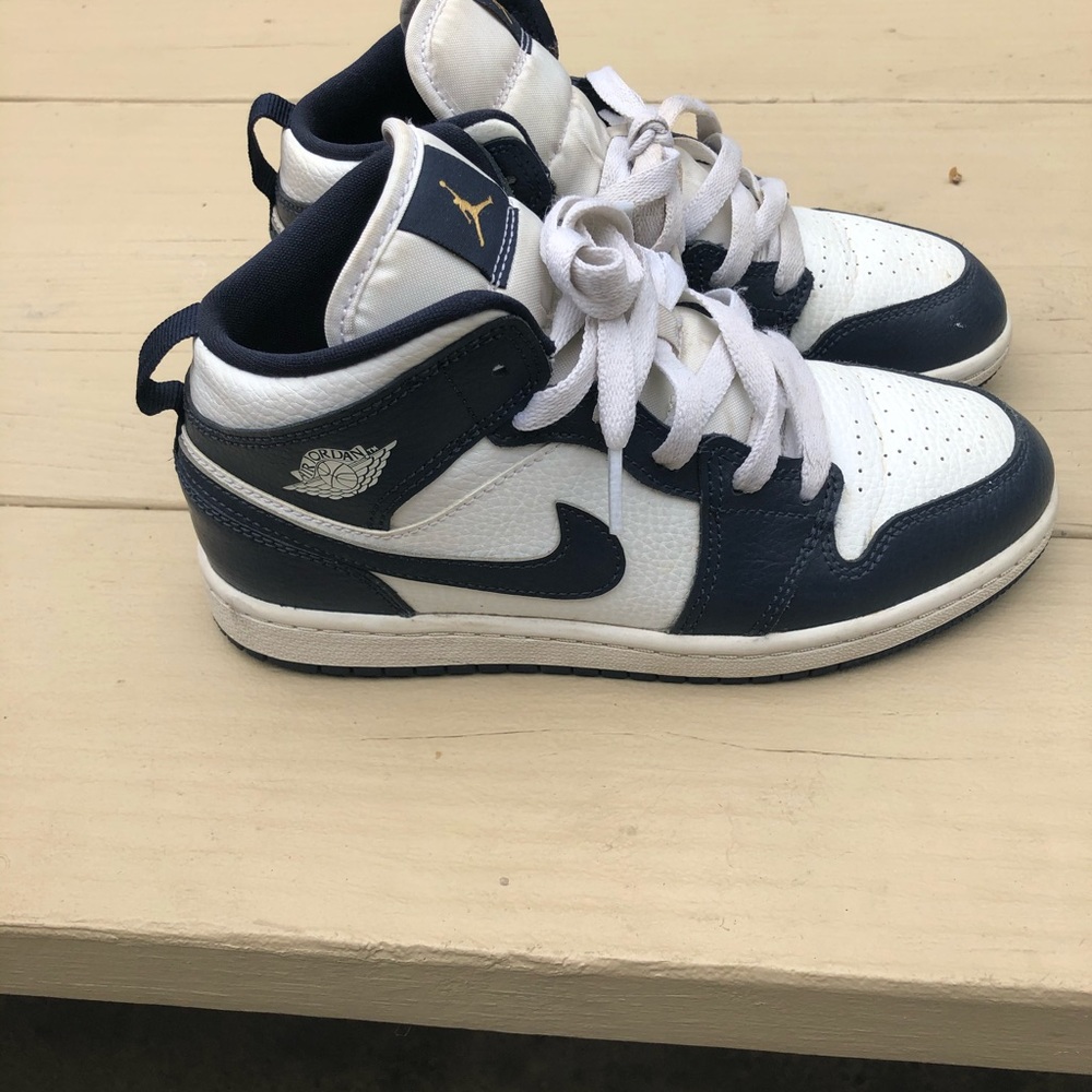 Jordan 1 mid size 2.5